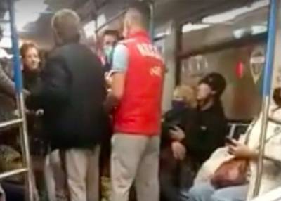 В московском метро мужчина напал на кашляющую женщину без маски