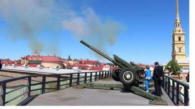 Выстрел пушки Петропавловской крепости посвятили педагогам России