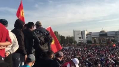 В Бишкеке проходит крупный митинг против итогов выборов в парламент страны