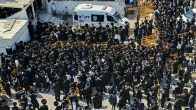 Видео: хасиды подрались с полицией на похоронах раввина в Ашдоде