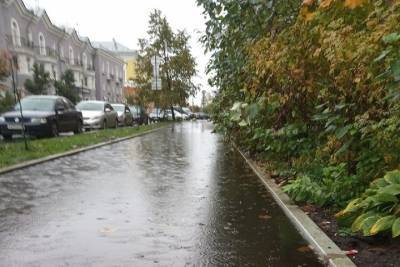 На отремонтированном тротуаре в центре Петрозаводска после дождя появились реки