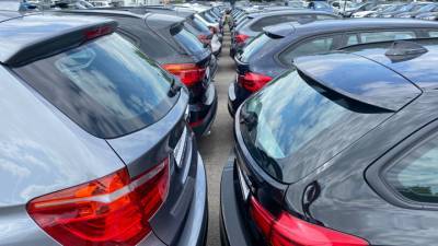 Продажи автомобилей в России упали в январе-августе