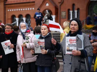 Протесты в Беларуси. В Минске прошел марш пенсионеров, они скандировали: "Бабушки против ОМОНа"