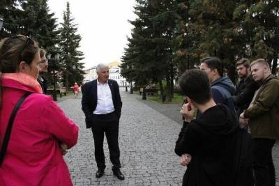 Мэр Рыбинска вышел на прогулку с блогерами