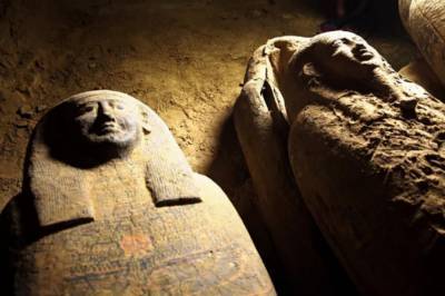 Видео дня: В Египте археологи вскрыли саркофаг с 2600-летней мумией