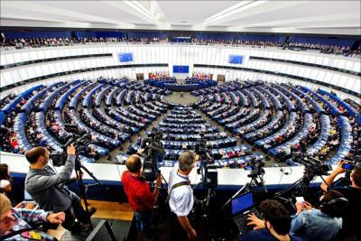 Евросоюз раскритиковал партию Зеленского и пригрозил санкциями олигархам