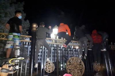 Слезоточивый газ и резиновые пули: в Бишкеке начали разгонять митинг