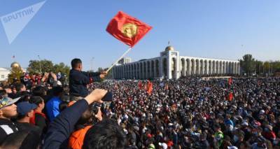 Митинг на площади в Бишкеке: протестующие штурмуют ворота парламента Кыргызстана