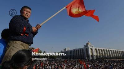 В Бишкеке милиция применила газ и водометы для разгона протестующих
