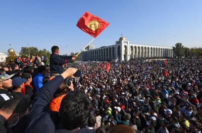 Протестующие в Бишкеке прорываются к зданию парламента Киргизии