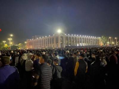 В Киргизии митингующих разгоняют водометами и слезоточивым газом