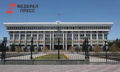 Протестующие в Бишкеке начали штурм ограды Белого дома
