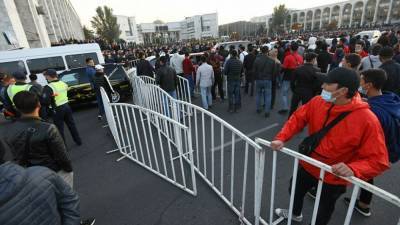 Напряженность в Бишкеке нарастает: правоохранители пустили в ход слезоточивый газ