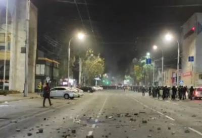 В Бишкеке во время разгона митинга пострадали два силовика
