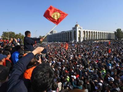 Выборы в Кыргызстане: после голосования в Бишкеке начались беспорядки, силовики с оружием разгоняют людей