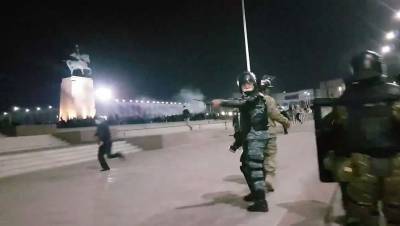 В Бишкеке между милицией и протестующими начались ожесточенные стычки