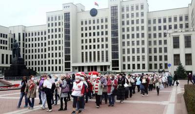 Белорусские пенсионеры вышли на протест в Минске с призывами “Бабушки за вас!”