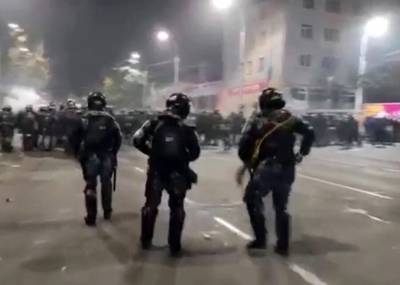 Против протестующих в Бишкеке применили слезоточивый газ
