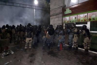 В Бишкеке на акции протеста милиция применила светошумовые гранаты