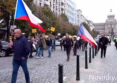 Работники ресторанного бизнеса протестовали в Праге против карантинных мер