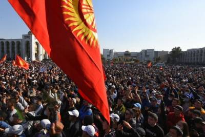 В Бишкеке спецназ начал разгон протестующих