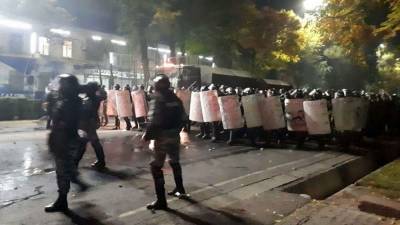 Киргизская полиция начала разгон демонстрации в Бишкеке