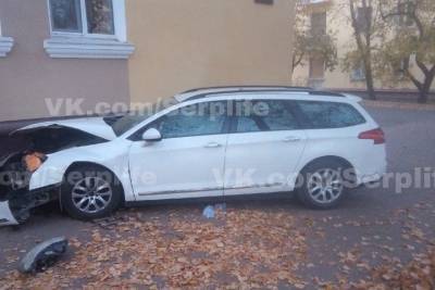 Автомобиль врезался в стену дома в Серпухове