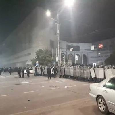 Против протестующих в Бишкеке применили резиновые пули