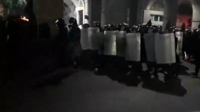 Акция протеста и разгон демонстрантов в Бишкеке — видео