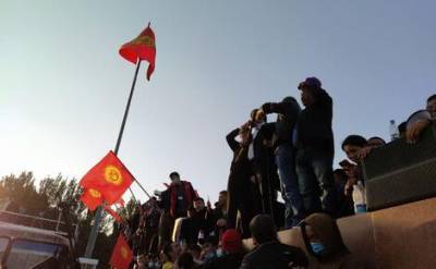 В Бишкеке милиция разгоняет митинг против итогов выборов в парламент Киргизии
