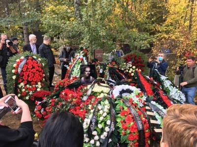 Тысячи человек пришли на похороны националиста Тесака в Москве
