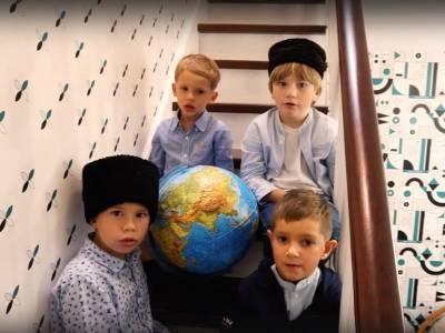 Маленькие петербуржцы подарили Кадырову на день рождения песню про красный чемоданчик