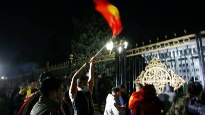 Протестующие в Бишкеке прорвались к зданию парламента страны