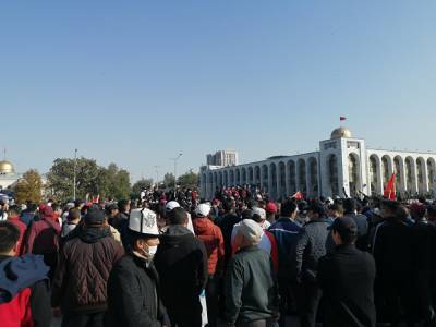 Митингующие в Бишкеке захватили здание парламента и администрации президента