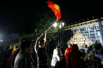 В Киргизии митингующие захватили здание парламента
