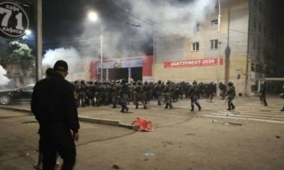 В Бишкеке силовики жестко разогнали стихийный митинг после парламентских выборов