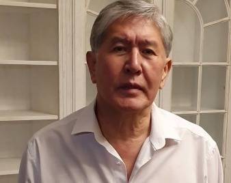 Протестующие в Бишкеке освободили из СИЗО экс-президента Алмазбека Атамбаева