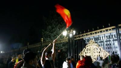 Протестующие разграбили здание парламента в Бишкеке