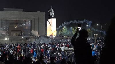 Алмазбек Атамбаев - Адахан Мадумаров - Протестующие напали в Бишкеке на лидера партии «Бутун Кыргызстан» - gazeta.ru - Киргизия - Бишкек