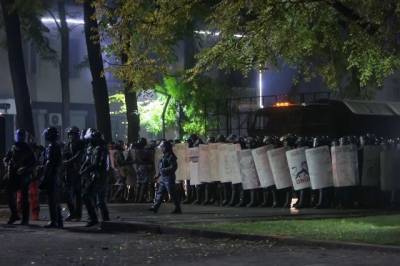 В Бишкеке протестующие выставили «охрану» у захваченного Белого дома
