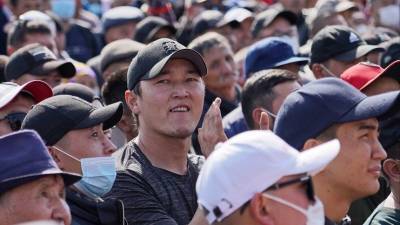 Протестующие в Киргизии набросились на депутата парламента