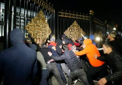 Массовые протесты, штурм «Белого дома» и десятки пострадавших правоохранителей: что происходит в Бишкеке