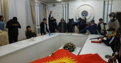 Протестующие в Киргизии освободили из тюрьмы экс-премьер-министра