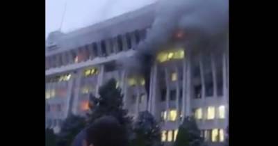 Пожар в захваченном оппозицией парламенте Киргизии попал на видео