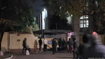 Протесты в Бишкеке: митингующие захватили здание комитета госбезопасности