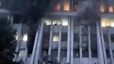 В Бишкеке здание парламента загорелось после захвата протестующими