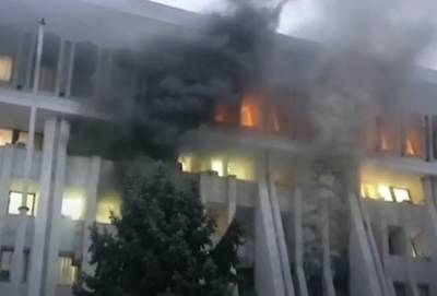 В столице Киргизии после ночи протестов горит Белый дом. Видео
