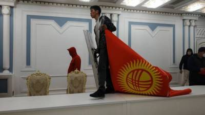 Митинг в Бишкеке завершился захватом Белого дома