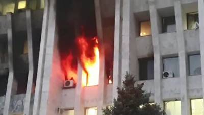 Пожар в здании киргизского парламента тушат пожарные и митингующие