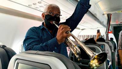Колумбийская авиакомпания провела живой концерт на борту самолета